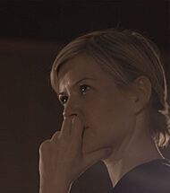 Dido listening (cropped)