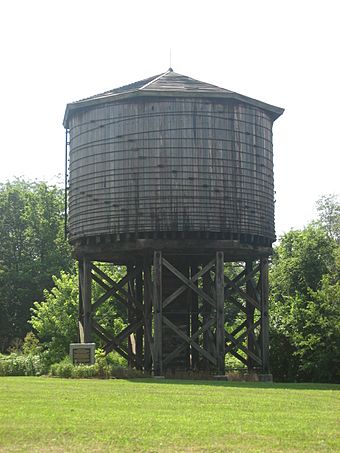 IL Central RR Water Tower, Kinmundy.jpg