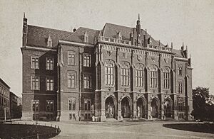 Krakow, Uniwersytet Jagiellonski, Collegium Novum. ca 1900 (71416528) (cropped)
