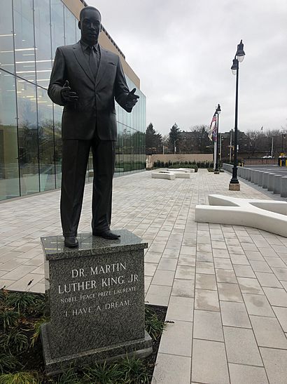 MLKJr.Statue.(2015).EssexCountyCourthouse.Newark.jpg