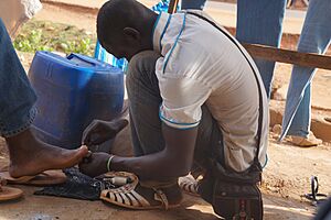 Pédicure ambulante à Bamako