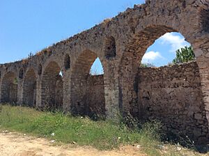 Pylos-Ancient aqueduct08