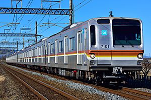 Tokyo Metro 7000 series Tōbu Tōjō Line 20171229.jpg