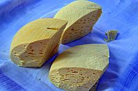 00932 Beskider Bundz-Käse aus Schafsmilch 2013; Sheep's-milk cheeses from Poland; Northern Subcarpathians