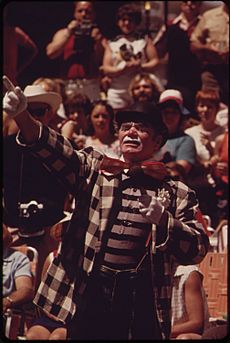 ACTOR ERNEST BORGNINE EMCEES THE ANNUAL "OLD MILWAUKEE DAYS" CIRCUS PARADE FOR THE NATIONAL EDUCATIONAL TELEVISION... - NARA - 549578