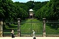 Blick über das Einfahrtsportal durch die Lindenallee von 1726 zum Welfenmausoleum im Berggarten in Hannover
