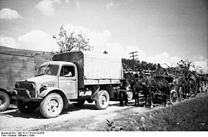 Bundesarchiv Bild 101I-715-0212A-26A, Ungarn, Kolonne auf dem Marsch