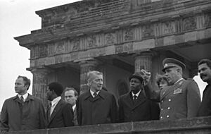 Bundesarchiv Bild 183-Z1014-018, Berlin, Staatsoberhaupt Angolas an der Grenze