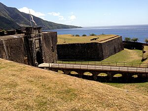 Entrée principale du Fort Delgrès (vue du haut du Bastion sans nom), Basse-Terre, Guadeloupe.