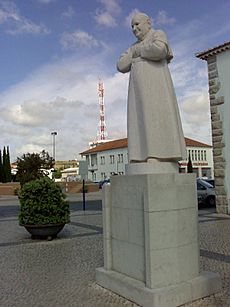 Estátua do Papa João XXIII na Lourinhã