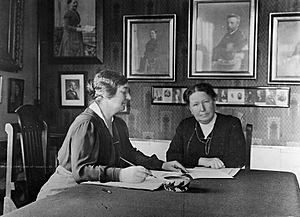 Julie Arentholt and Gyrithe Lemche in 1922