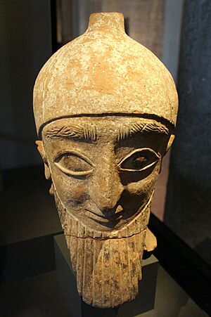 Neues Museum - Kopf einer männlichen Statue mit Kegelhelm