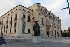 Гвадалахара. Памятник дону Педро Мендоса, за ним Дворец герцогов Инфантадо (Palacio de los Duques del Infantado) - теперь музей - panoramio.jpg