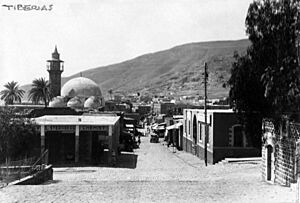 1928הרחוב הראשי של טבריה. אוסף קרוזו מתוך האוספים הדיגיטליים של ספריית יונס וסוראיה נזריאן, אוניברסיטת חיפה