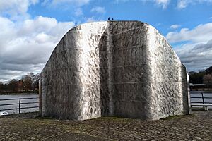 Brentford, Liquidity sculpture
