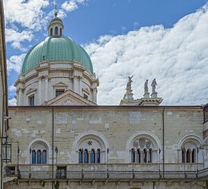 Broletto cortile e cupola duomo nuovo Brescia