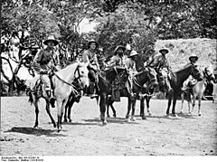 Bundesarchiv Bild 105-DOA3114, Deutsch-Ostafrika, Reiter zu Pferd