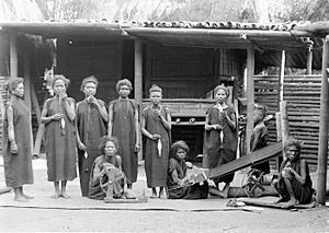 COLLECTIE TROPENMUSEUM Vrouwen van de Ngadastam met spinstaafjes weeftoestel en spinnewiel TMnr 10006048