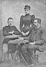 Don Carlos con sus hijos Doña Elvira y Don Jaime
