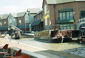 Oxford Canal and Castle Quay Shopping Centre, Banbury - geograph.org.uk - 221504