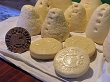 Three casín cheeses at the front.