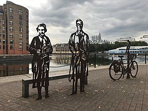 Statues in Greenland Dock (48768318737)