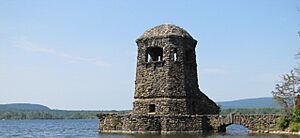 StoneTowerInWashiningLake