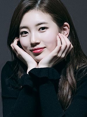 Suzy Bae at fansigning on February 3, 2018 (5) (cropped).jpg