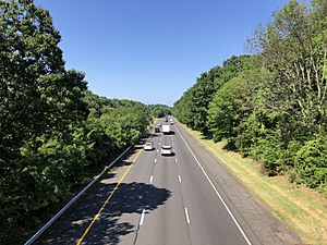 2021-06-30 10 10 56 View south along the southbound lanes of Interstate 287 from the overpass for Mine Brook Road in Far Hills, Somerset County, New Jersey