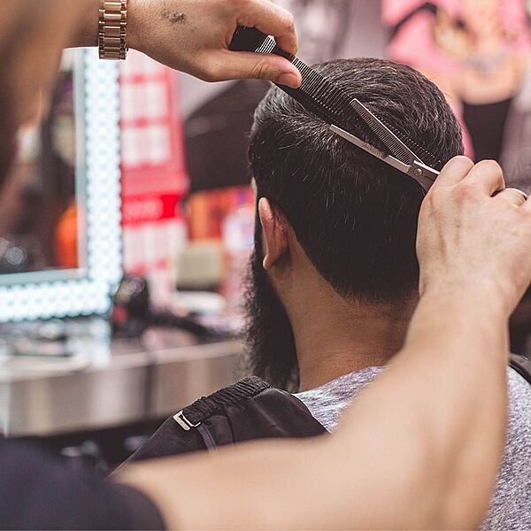Barbershop haircutting session (51210140096)