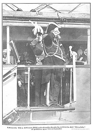 Eduardo VII y Alfonso XIII saludando desde la cubierta del «Giralda» al público que los aclamaba, de Campúa, Nuevo Mundo, 11-04-1907