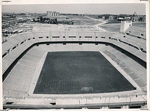 Estadio Bernabeu. Madrid (12117582503).jpg