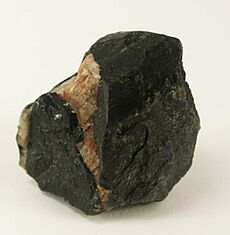 Gadolinite-(Y)-244305