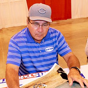 Johnny Bench signs autographs in May 2014
