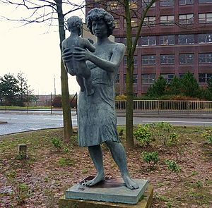 Mother and Child Statue - geograph.org.uk - 1602661
