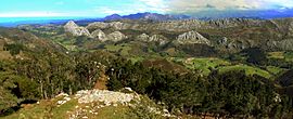 Panoramic view of Sierra del Sueve from atop El Fito.