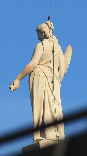 Statue auf dem Bayerischen Landtag 3427