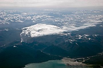 The-glaciated-michinmavida-volcano-lies-directly-behind-chaiten-in-eruption.jpg