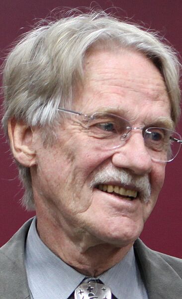 Vernon L. Smith close-up (cropped)