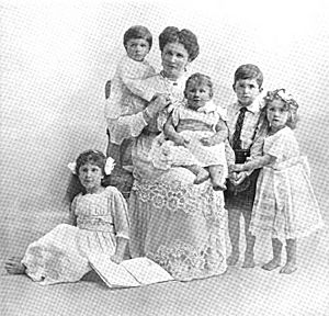 Augusta Crichton-Stuart with children, Speaight, CL no. 814 1912.jpg