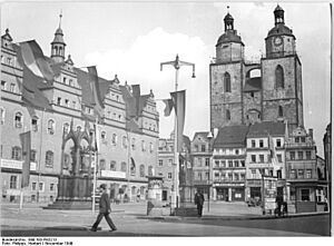 Bundesarchiv Bild 183-R92213, Wittenberg, Marktplatz, Rathaus, Stadtkirche