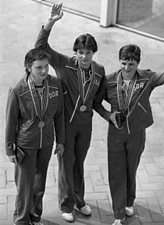 Bundesarchiv Bild 183-W0727-138, Moskau, Olympiade, Siegerinnen über 200 m Rücken