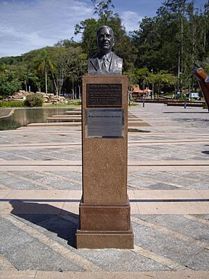 Busto Octavio Moura Andrade