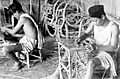 COLLECTIE TROPENMUSEUM Indonesiërs maken meubelstukken van rotan Zuid-Celebes TMnr 10011484