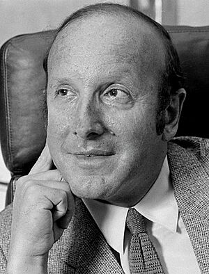 Clive Davis in his office 1980.jpg