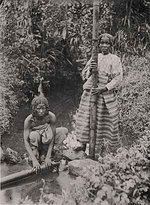 Femmes Betsimisarakas puisant de l'eau, 1890-1910.jpg