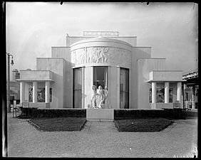 Frontal view of the Hotel du Collectionneur at the Exposition des Arts Decoratifs et Industriels Modernes (1925)