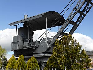 Grúa de vapor, ferroviaria, en exterior de la estación de Villalba del Guadarrama, provincia de Madrid, España