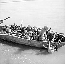 Men of the Dorset Regiment, 2nd Division, crossing the Irrawaddy river at Ngazun, Burma, 28 February 1945. SE3153