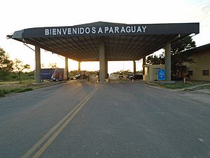 Paso fronterizo Mayor Infante Rivarola (Paraguay) - Cañada Oruro (Bolivia), en el final de la Ruta Nacional PY09 "Trans-Chaco".